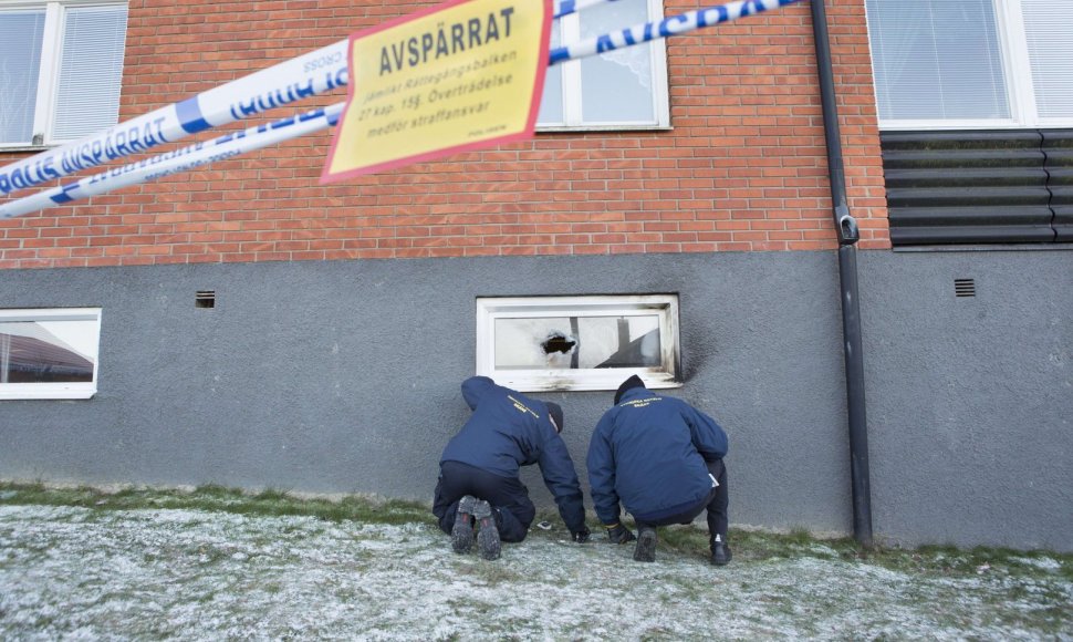 Policininkai prie padegtos mečetės Švedijoje 
