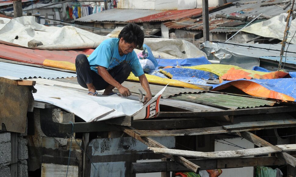 Prie Filipinų artėja galinga taifūnas
