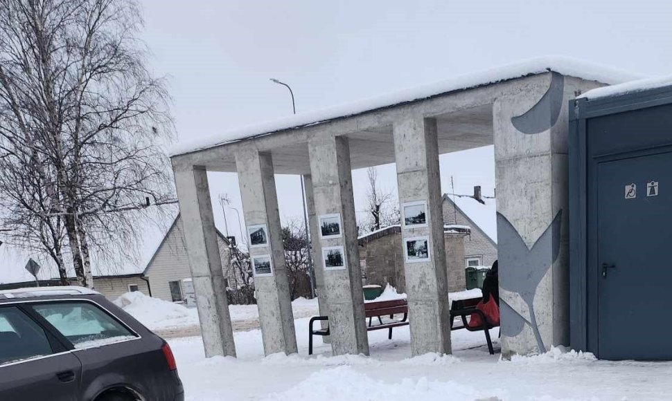 Piktinamasi, kad Salantų autobusų stotelė – kiaurai perpučiama