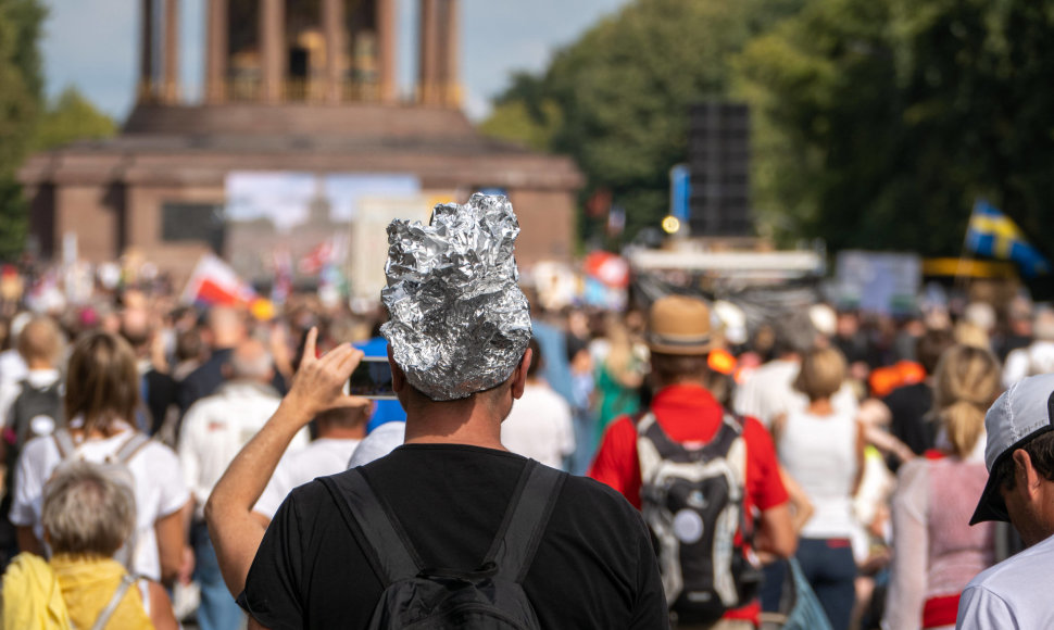 Berlyne rugpjūčio 29 d. į protestą rinkosi nepritariantieji Vokietijoje kovoje su COVID-19 taikomoms priemonėms 