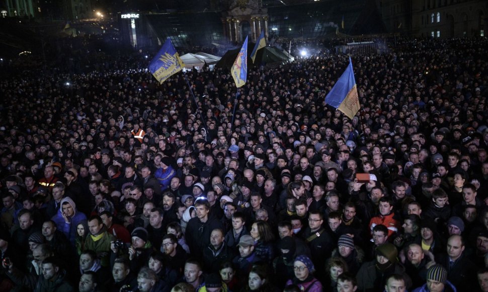 Kijevo Nepriklausomybės aikštėje susirinkę žmonės