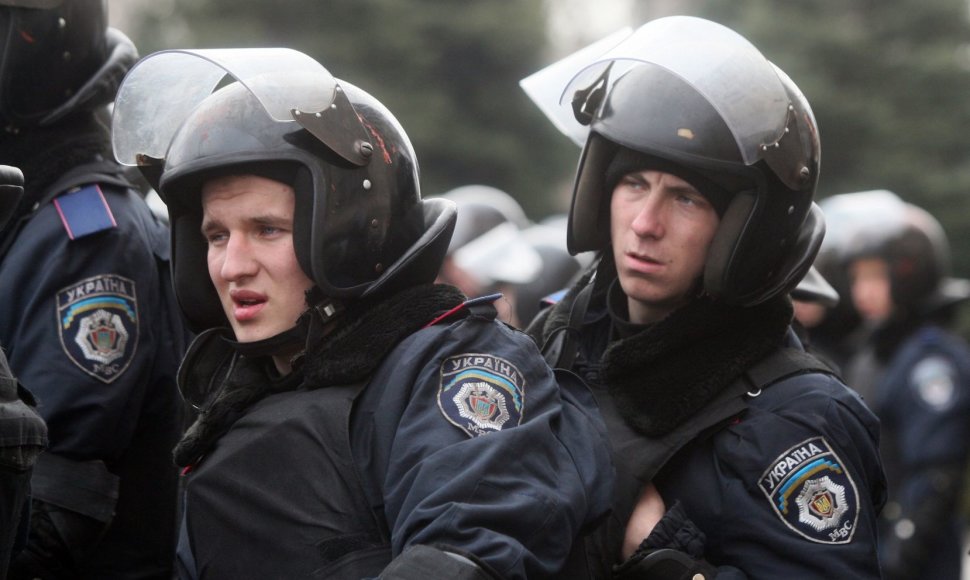 Ukrainos riaušių policija prie vyriausybės pastato Donecke