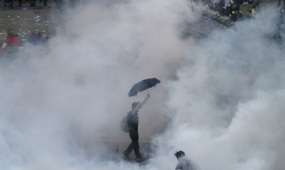 Honkonge protestuotojai buvo vaikomi panaudojus ašarines dujas.