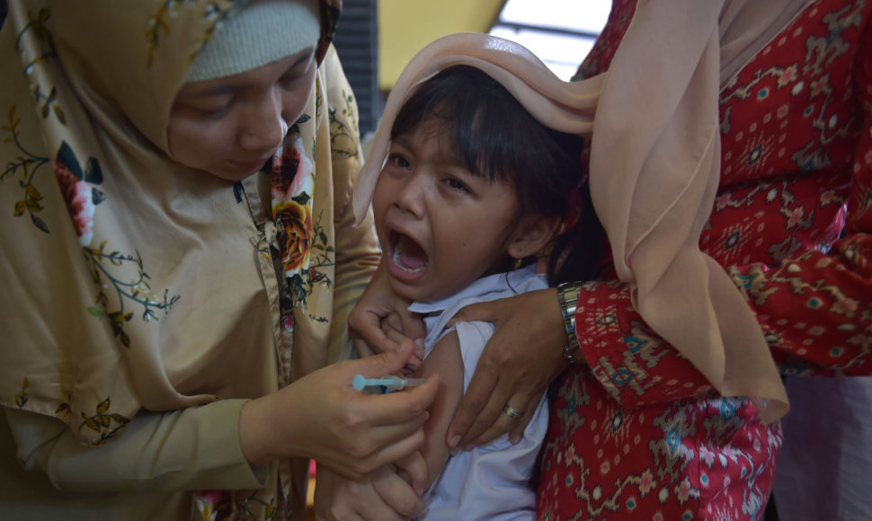 Stabdydama mirtiną difterijos protrūkį Indonezija skiepija milijonus vaikų
