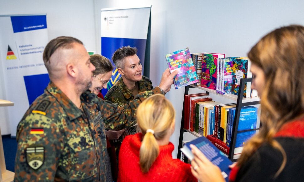 LKI perdavė Vokietijoje išleistas lietuvių autorių knygas Vokietijos brigadai