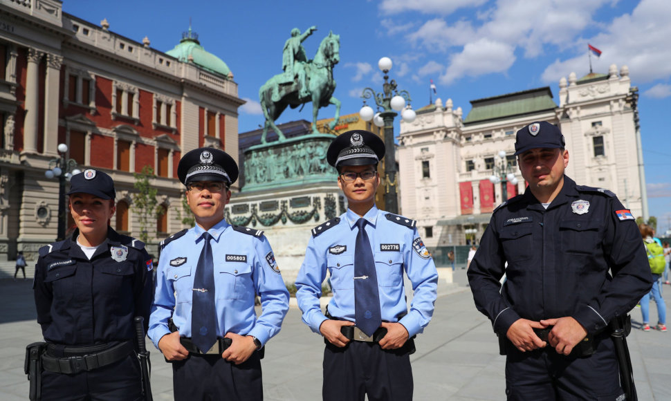 Kinų ir serbų policijos pareigūnai Belgrade