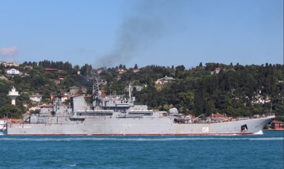 Rusijos laivas  „Tsezar Kunikov“ plukdinamas į Siriją