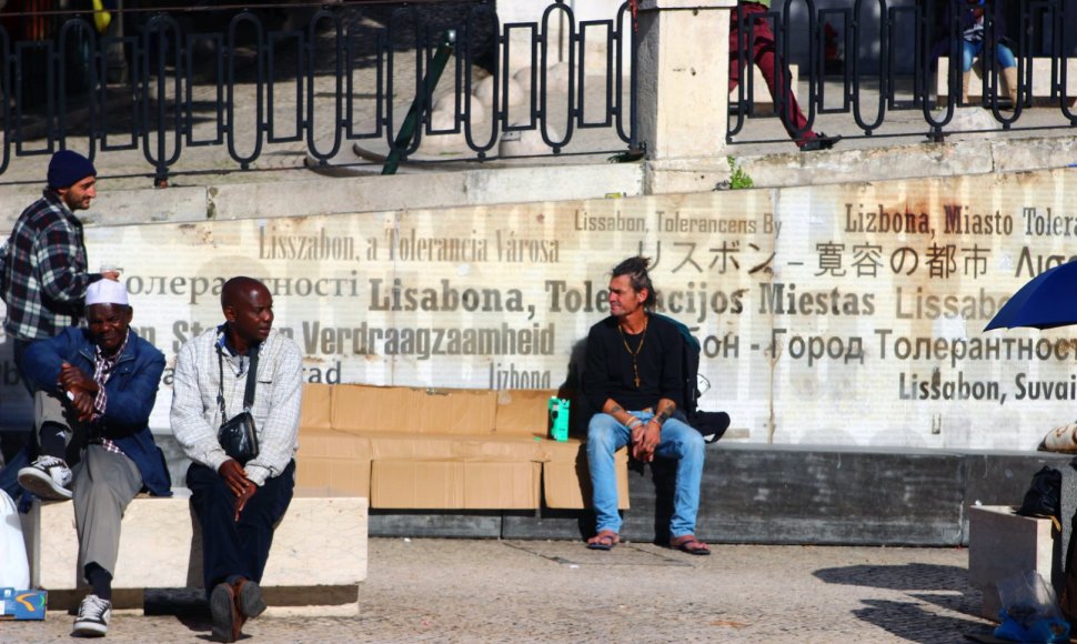 Lisabona – įvairiatautis miestas. Tai liudija ir mieste esanti tolerancijos siena, ant kurios  įvairiomis kalbomis užrašyta būtent ši frazė.