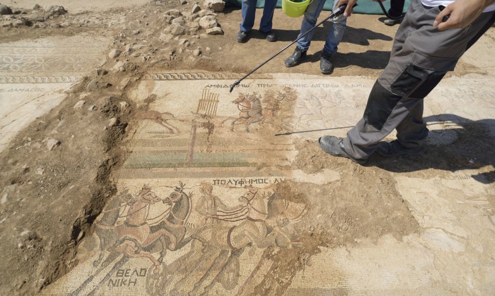 Kipre rasta reta IV amžiaus mozaika, vaizduojanti kovos vežimų lenktynes