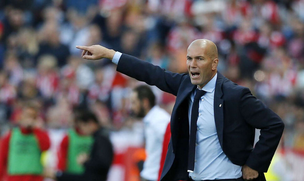 Zinedine'as Zidane'as nepanikuoja, nors jo treniuojamo Madrido &bdquo;Real&ldquo; žaidimas stringa.