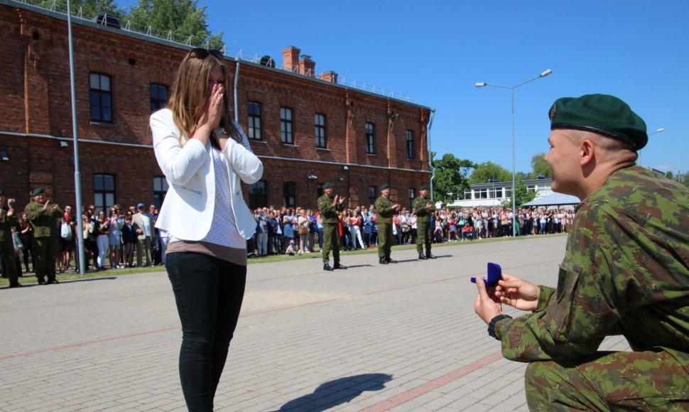  Simonas Liberis visų karių ir svečių akivaizdoje netikėtai pasipiršo savo išrinktajai Linai