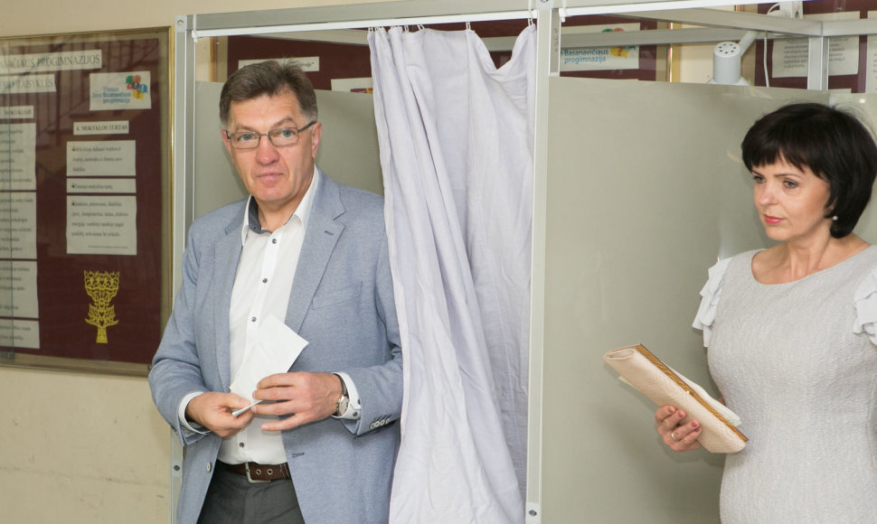 Algirdas Butkevičius su žmona balsuoja Prezidento rinkimuose