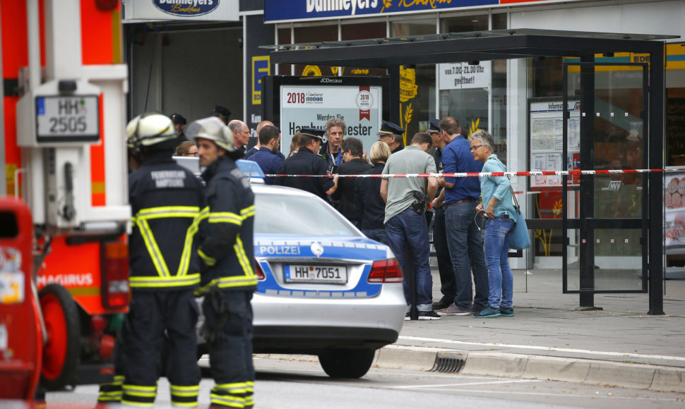 Prieglobsčio Vokietijoje negavęs asmuo Hamburge peiliu mirtinai subadė vieną žmogų, o dar penkis sužeidė.