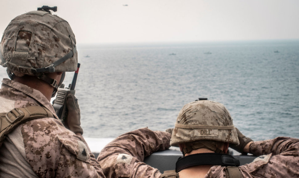 JAV kariai stebi laivus Hormūzo sąsiauryje