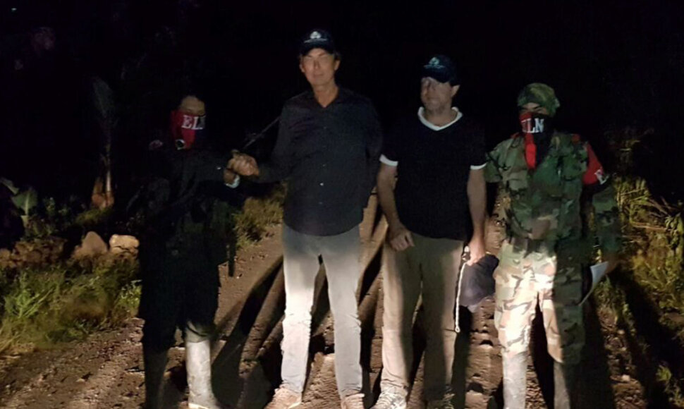 Derkas Johannesas Boltas ir Eugenio Ernestas Marie Follenderis tarp dviejų ELN sukilėlių