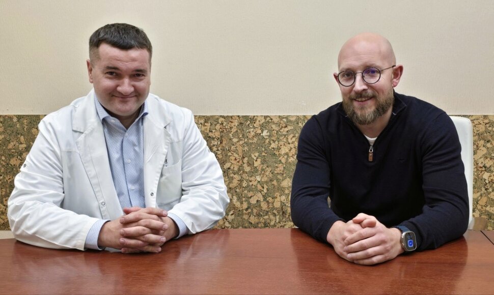 Laikinasis Respublikinės &Scaron;iaulių ligoninės direktorius Nerijus Rūk&scaron;telis (kairėje) ir gydytojas gastroenterologas Justas Birutis