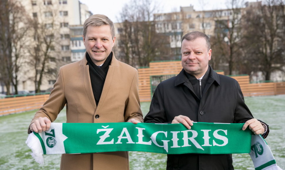 Šalia Vilniaus Karoliniškių gimnazijos atidaryta nauja mažoji futbolo aikštė