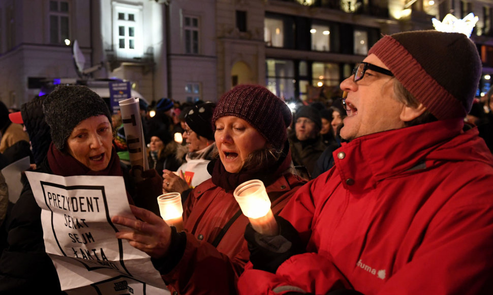 Lenkai dainomis protestavo prieš teismų reformas