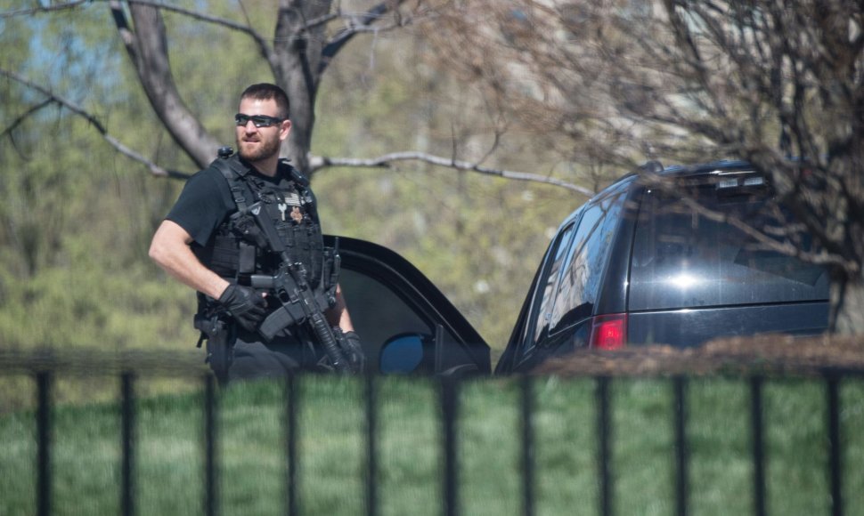 JAV Slaptoji policija prie Baltųjų rūmų, kurie uždaryti pasigirdus šūviams Kapitolijuje