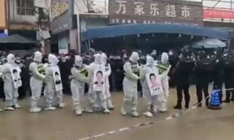 Kinijoje policija surengė „gėdos eiseną“ COVID taisyklių pažeidėjams