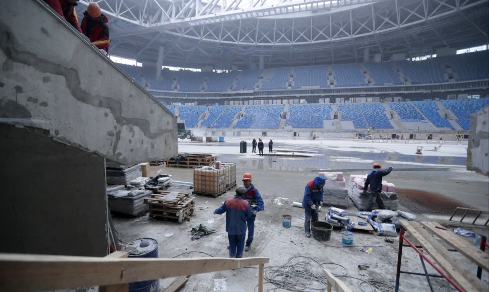 Darbininkai iš Šiaurės Korėjos stato stadioną Rusijoje