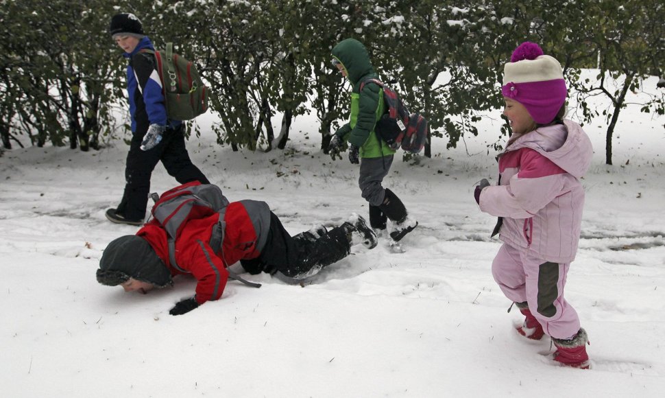 Vaikai džiaugiasi sniegu