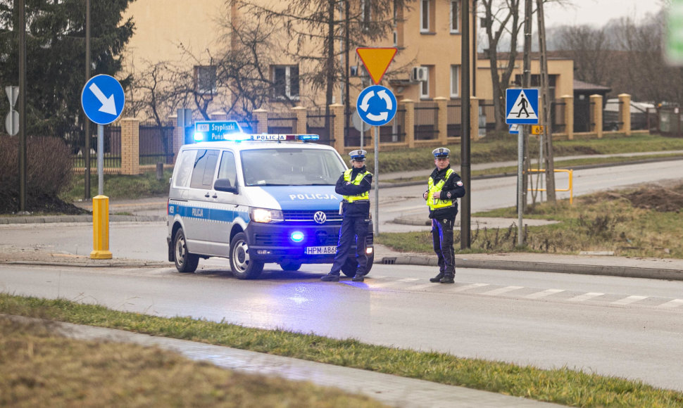 Eismo srautus prie atidaromos „Stokrotkos“ prižiūri ir policijos pareigūnai