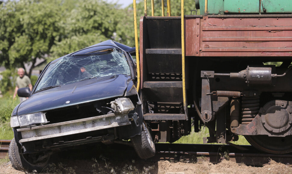 Lokomotyvas nudaužė pervažoje sustojusį automobilį