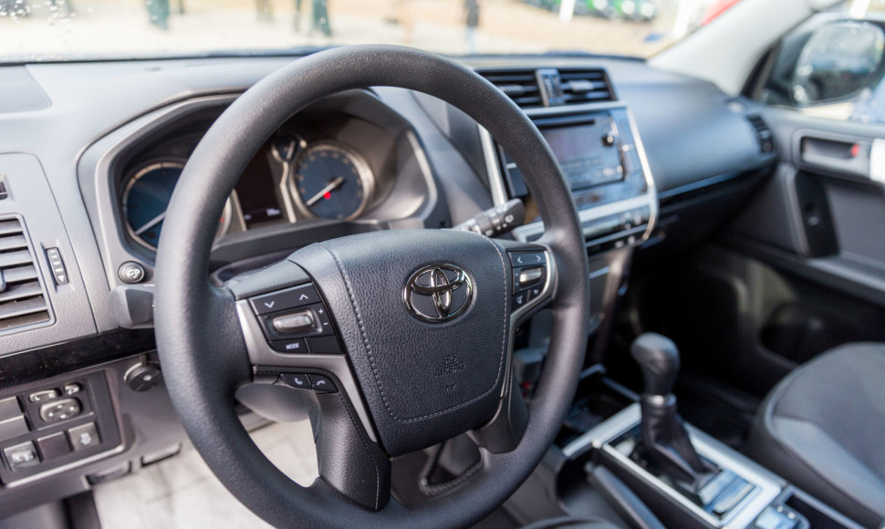 Pasieniečiams perduoti „Toyota Land Cruiser“ visureigiai