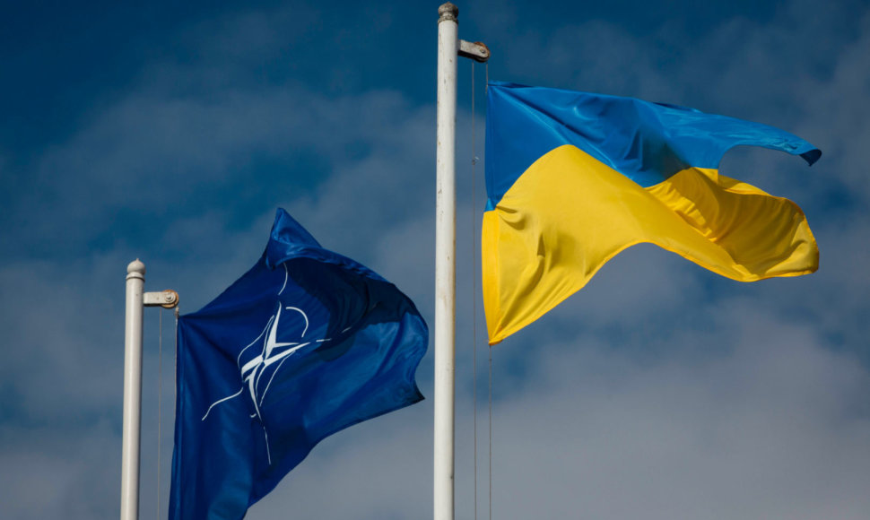 NATO ir Ukrainos vėliavos
