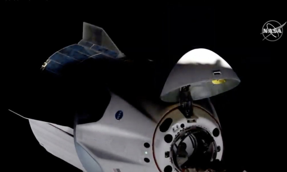 "SpaceX Crew Dragon" artėjimas prie Tarptautinės kosminės stoties
