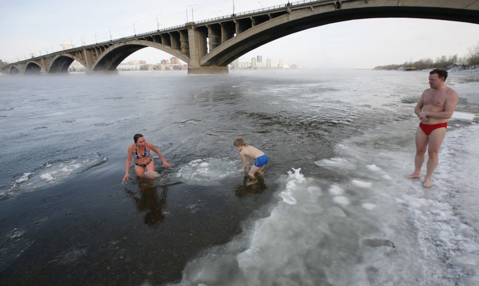 Rusijos žiemos plaukimo klubo narių maudynės Jenisejaus upėje
