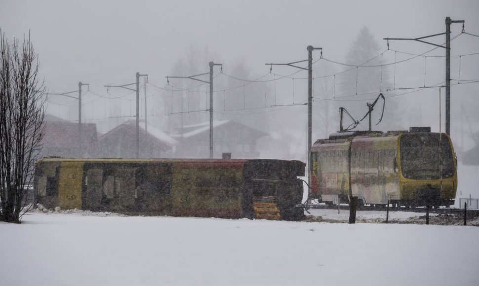 Šveicarijoje nuo bėgių nuriedėjo traukinys