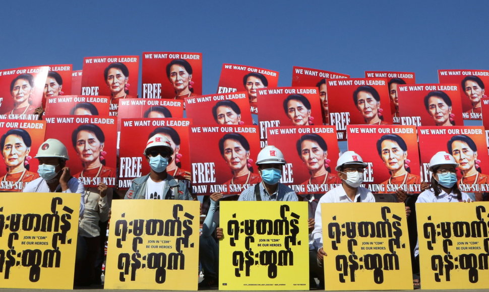 Protestuotojai reikalauja Aung San Suu Kyi išlaisvinimo.