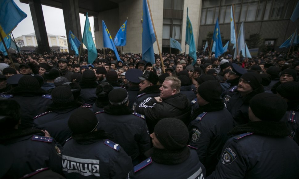 Protestuotojai ir policija Kryme