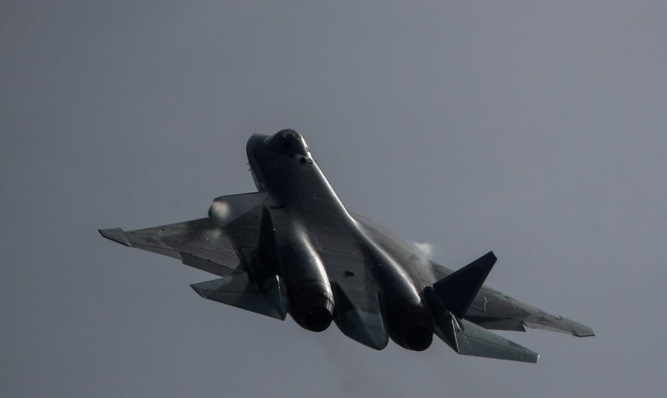 Sukhoi Su-57 kovinis lėktuvas demonstruoja galimybes tarptautiniame forumo metu. / MAXIM SHEMETOV / REUTERS