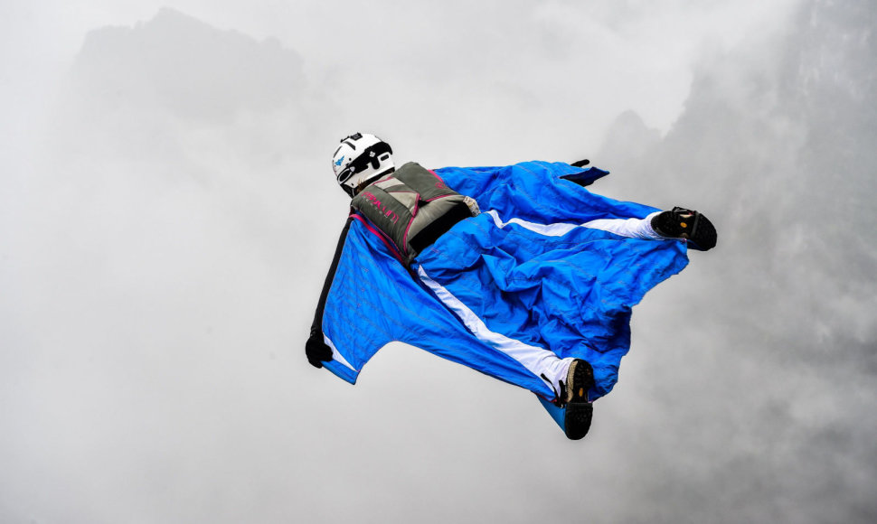 Parašiutininkas su su specialiu kostiumu („wingsuit“)