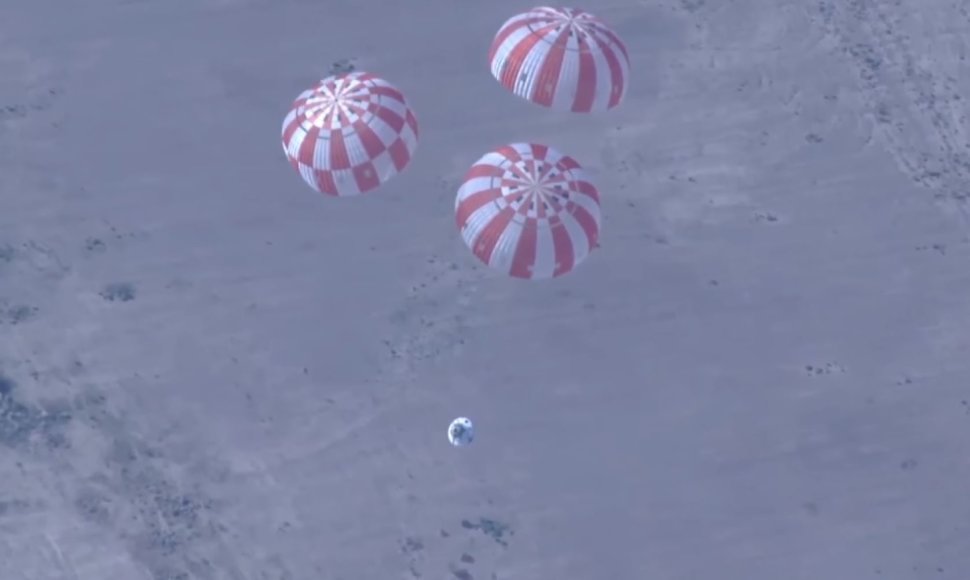Kosminės kapsulės „Orion“ parašiutų bandymas