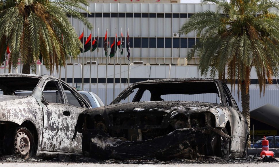 Sudegę automobiliai šalia Tripolio oro uosto 