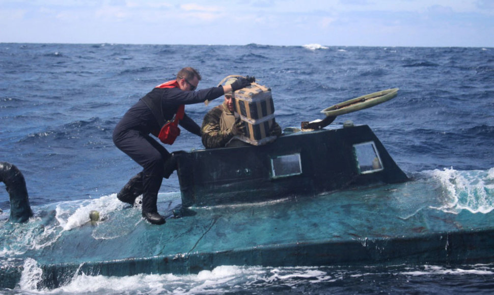 JAV tarnybos narkotikų kontrabandininkų povandeniniame laive rado 5 tonas kokaino