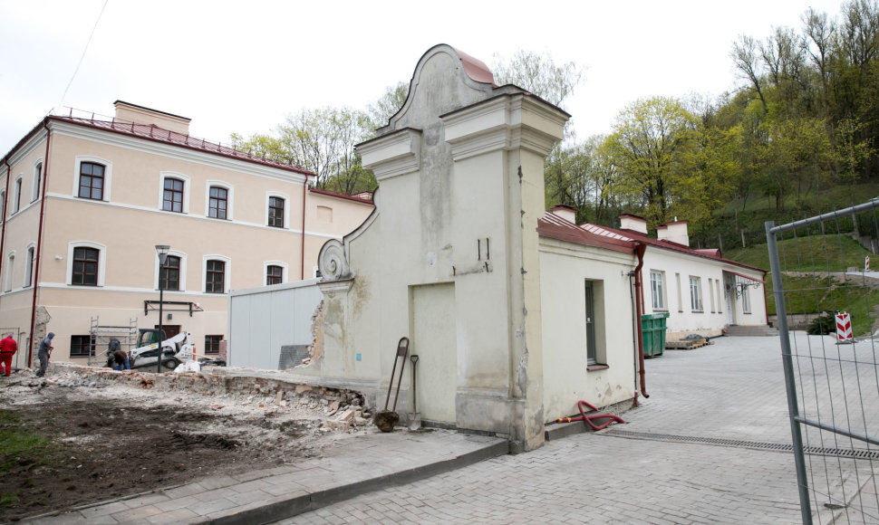 T.Kosciuškos gatvėje nugriauti dalis senų vartų