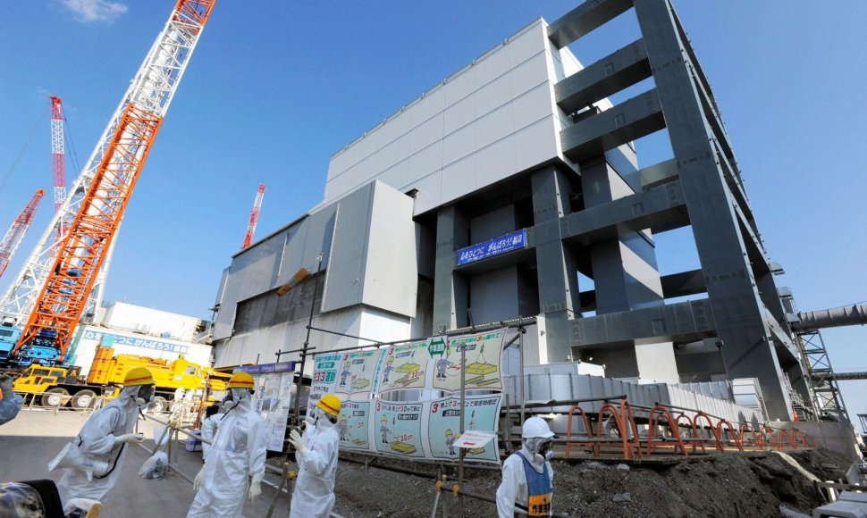 Branduolinio kuro strypų saugykla šalia Fukušimos atominės elektrinės 4-ojo reaktoriaus pastato