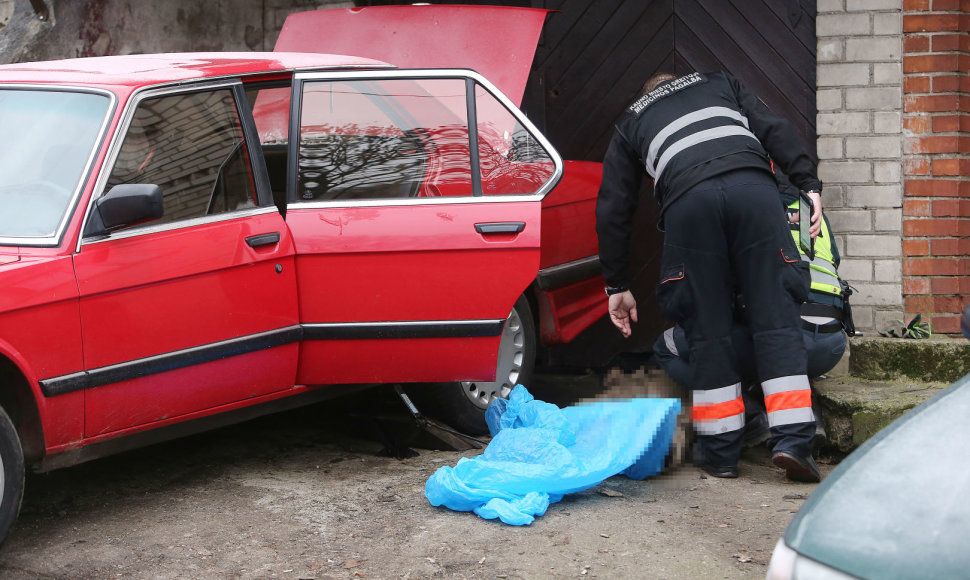 Remontuojamas automobilis prispaudė žmogų