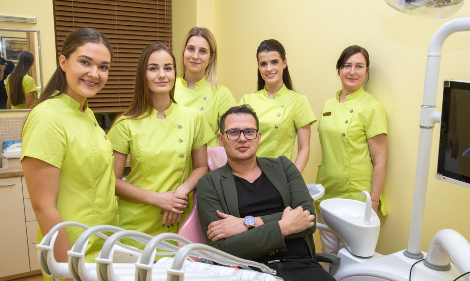 Algimantas Minalga-Soliaris su odontologijos klinikos darbuotojais