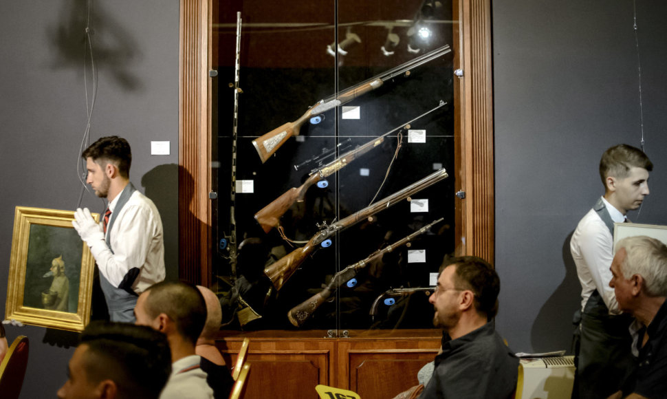 Rumunijos diktatoriaus Ceausescu puošnus medžioklinis šautuvas parduotas už 32,5 tūkst. eurų