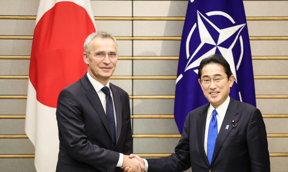 NATO vadovas Jensas Stoltenbergas ir Japonijos ministras pirmininkas Fumio Kishida