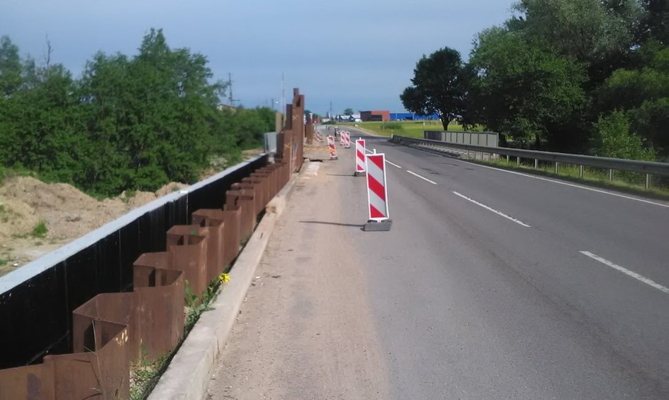 Dotnuvoje strigo pėsčiųjų bei dviračių tako klojimo darbai