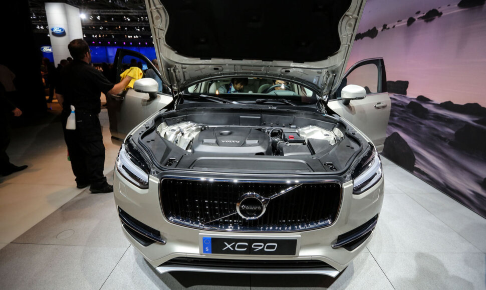 „Volvo“ stendas Paryžiaus automobilių parodoje