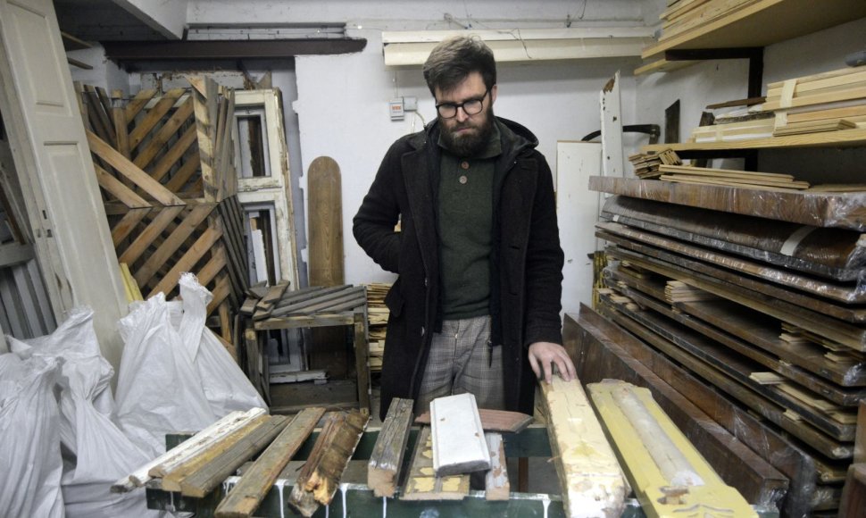 P. Konkulevičius garaže laiko sukauptą tarpukario baldų, Kauno Žaliakalnio medinių namų fasado dalių ir furnitūrų kolekciją. 
