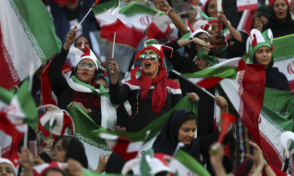 Irano moterys pirmą kartą po ilgos pertraukos įleistos į futbolo stadioną